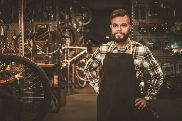 Stilvoller Fahrradmechaniker — Stockfoto