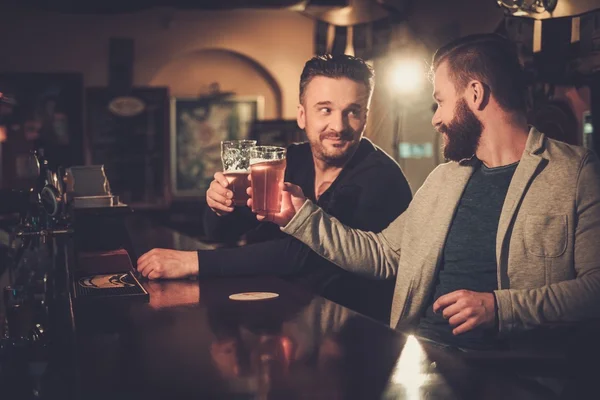 Φίλους πίνοντας μπύρα στο μπαρ μετρητή σε παμπ. — Φωτογραφία Αρχείου