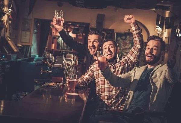 Friends having fun watching a football game on TV — Stock Photo, Image