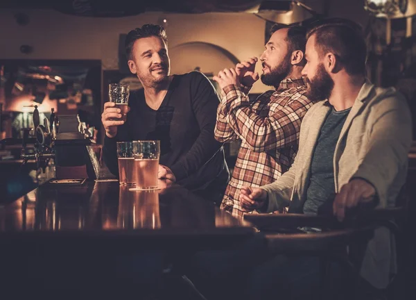 Vieux amis avoir du plaisir et boire de la bière brouillon — Photo