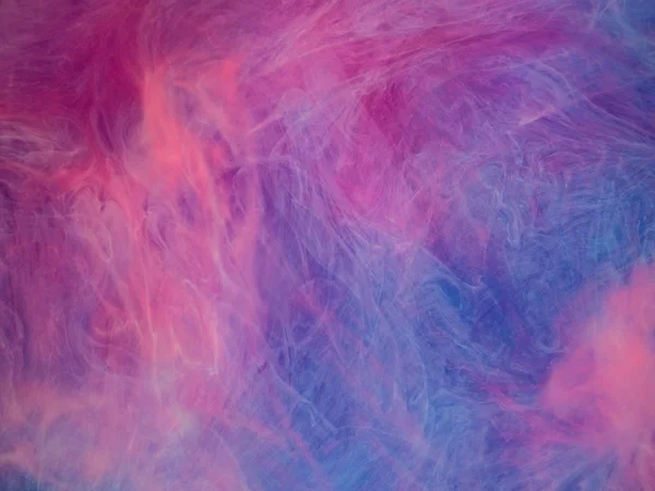 Голубые розовые облака чернил в жидкости — стоковое фото