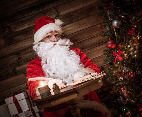 Santa Claus v dřevěných domů interiéru — Stock fotografie