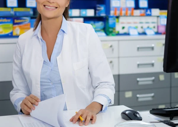 Vrouw apotheker doet zijn werk in de apotheek. — Stockfoto