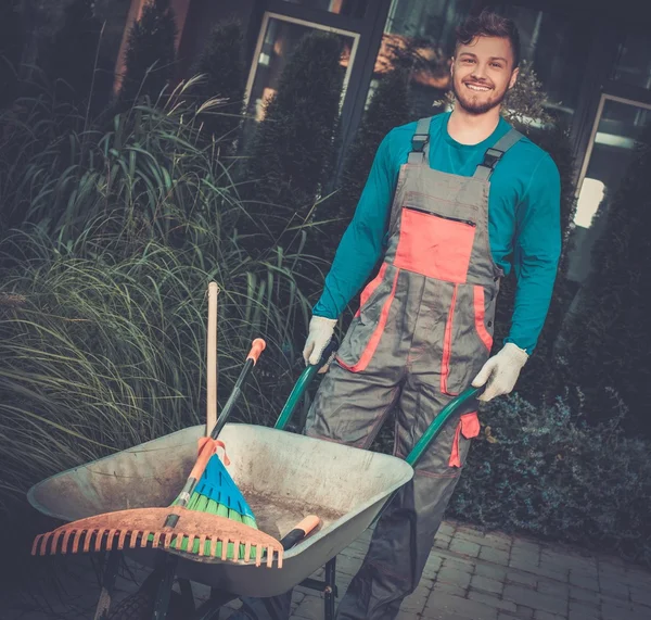 Jardinier avec outils dans le jardin — Photo