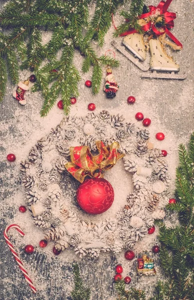 बर्फ मध्ये ख्रिसमस wreath — स्टॉक फोटो, इमेज
