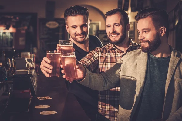 Velhos amigos se divertindo e bebendo cerveja rascunho — Fotografia de Stock