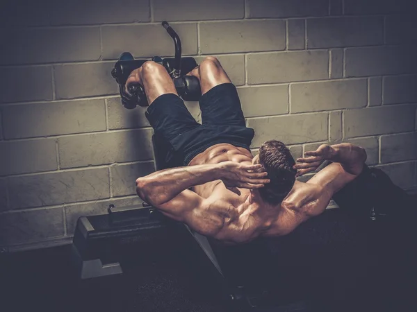 Uomo muscolare che fa esercizi — Foto Stock