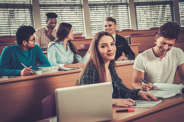 Multinationale Gruppe fröhlicher Studenten — Stockfoto