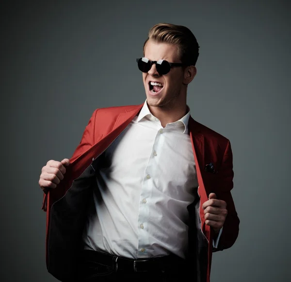 Stilvoller Mann in roter Jacke — Stockfoto