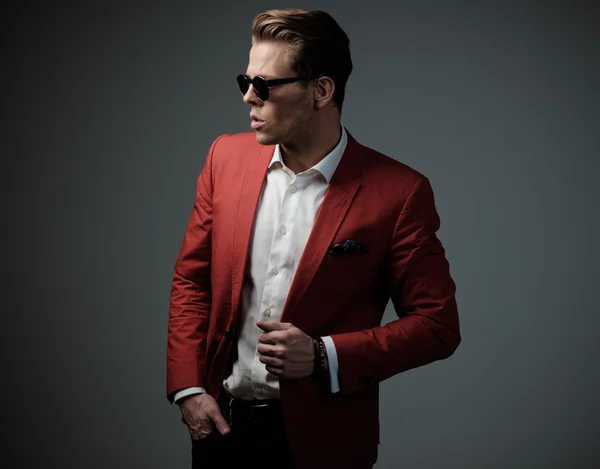 Hombre con estilo en chaqueta roja —  Fotos de Stock