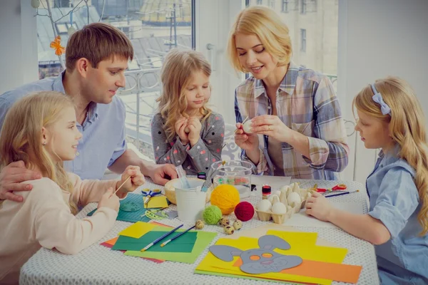 Familjen har roligt måla och dekorera påskägg. — Stockfoto