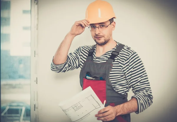 Capataz com plano de construção em novo edifício interior — Fotografia de Stock