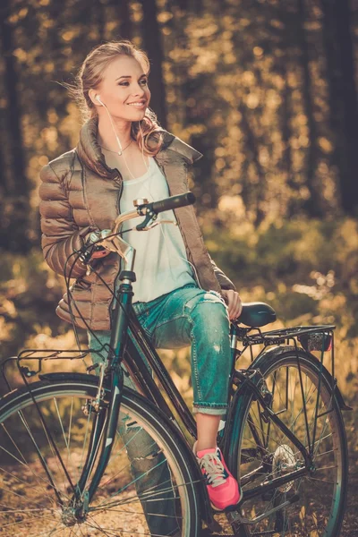 Joyeux adolescent fille écoute de la musique — Photo