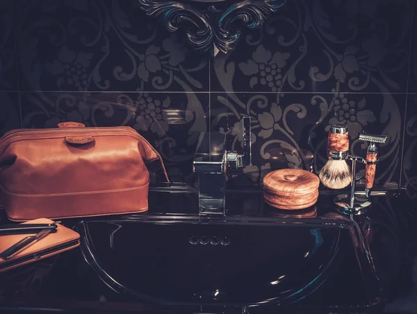 Gentleman's accessoires in badkamer interieur. — Stockfoto