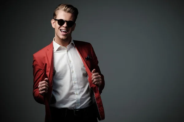 Hombre con estilo en chaqueta roja —  Fotos de Stock