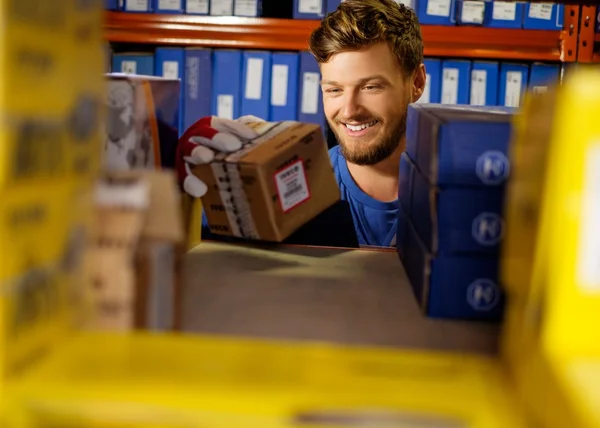 Werknemer op een magazijn voor auto-onderdelen — Stockfoto