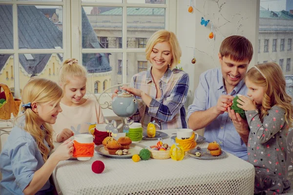 Familie plezier schilderen en versieren van paaseieren. — Stockfoto