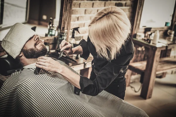 Cliente durante el cepillado de barba y bigote — Foto de Stock