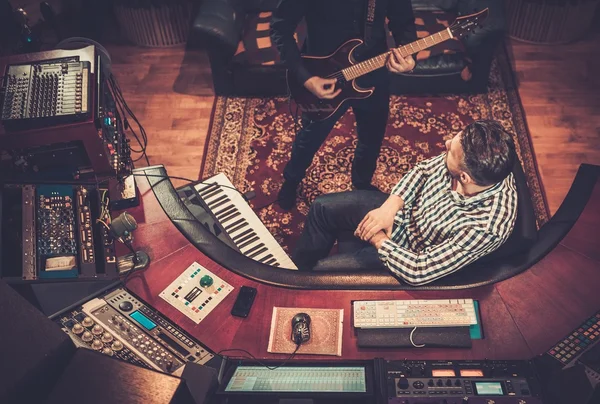 Ingeniero de sonido y productor trabajando junto con equipos de audio profesionales en el estudio de grabación boutique . — Foto de Stock