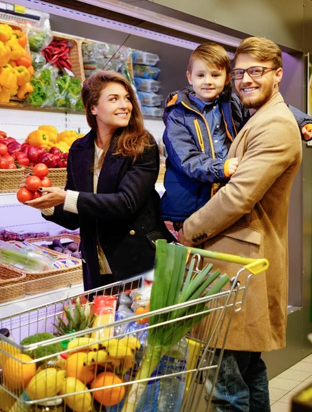 Junge Familie in einem Lebensmittelgeschäft — Stockfoto