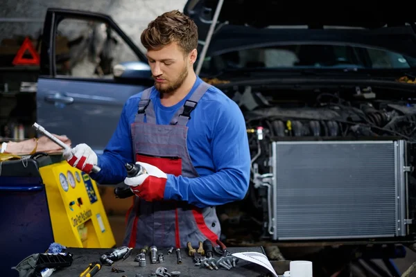 Mechanic met pneumatische hulpprogramma in een workshop — Stockfoto