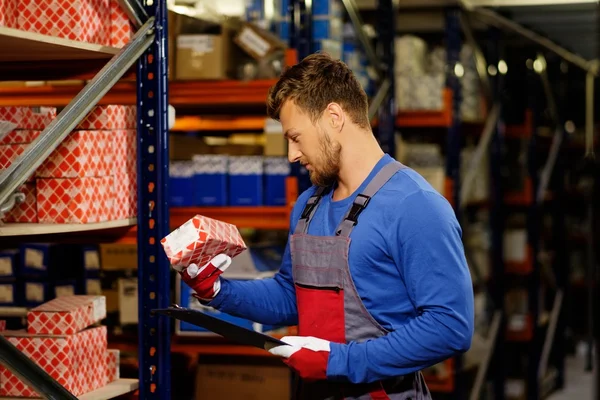 Worker on a automotive spare parts warehouse — Stock Photo, Image