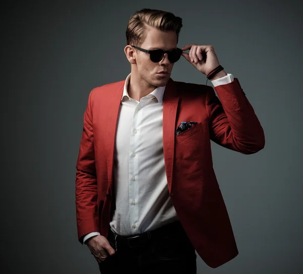 Hombre con estilo en chaqueta roja —  Fotos de Stock