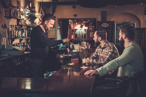 Друзья пьют пиво в баре в пабе . — стоковое фото