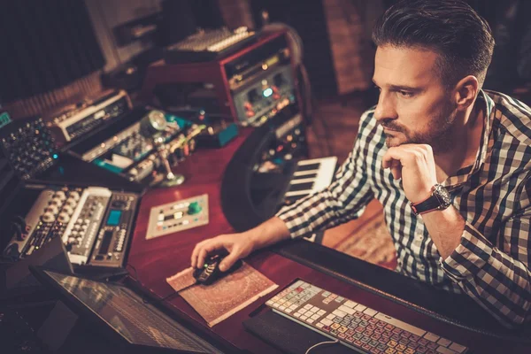 Ingeniero de sonido trabajando — Foto de Stock