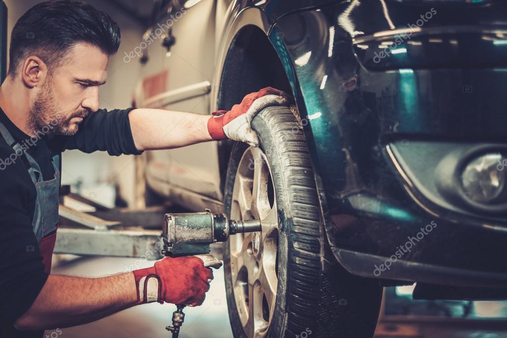 автомеханик. слесарь по ремонту автомобилей. мужик чинит машину. автослесарь. автослесарь по ремонту автомобилей.