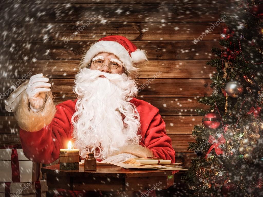 Jultomten i trä heminredning — stockfotografi © nejron #104555942