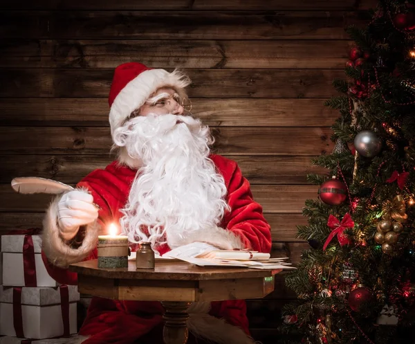 Weihnachtsmann im hölzernen Innenraum des Hauses — Stockfoto