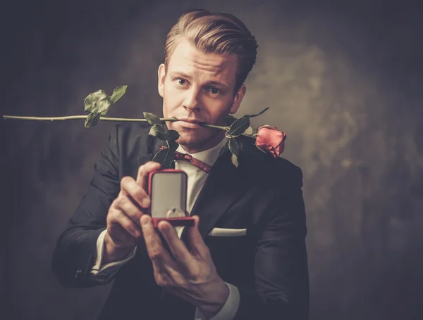 Caja de espera para hombre con anillo de propuesta y rosa roja — Foto de Stock