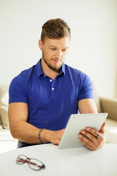 Bello uomo che utilizza tablet pc a casa — Foto Stock