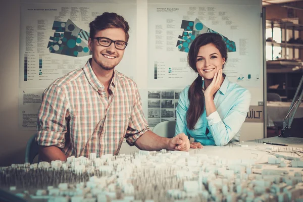 Equipe confiante de engenheiros trabalhando juntos — Fotografia de Stock