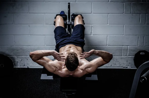 Muskulöser Mann macht Übungen — Stockfoto