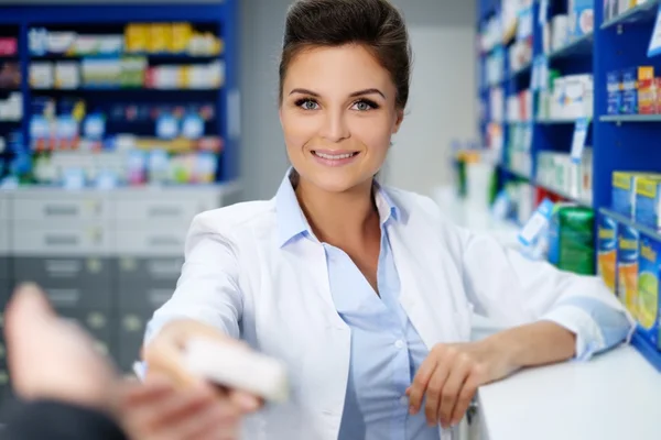 Mujer farmacéutica haciendo su trabajo en farmacia . — Foto de Stock