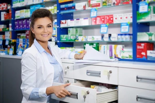 Mujer farmacéutica haciendo su trabajo en farmacia . — Foto de Stock