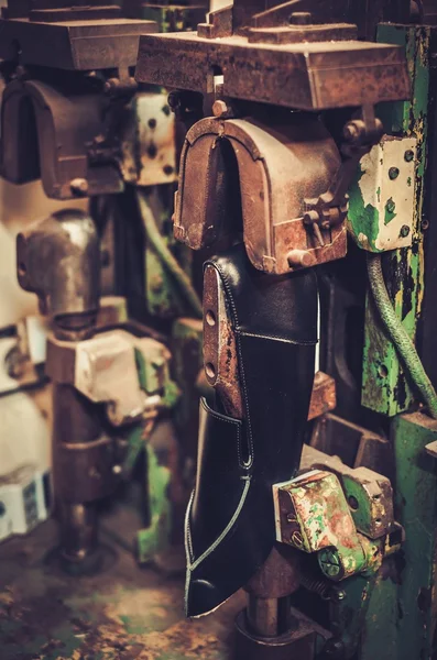 Schoenmaker voert schoenen in de studio — Stockfoto