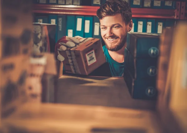 Worker on a automotive spare parts warehouse — Stock Photo, Image