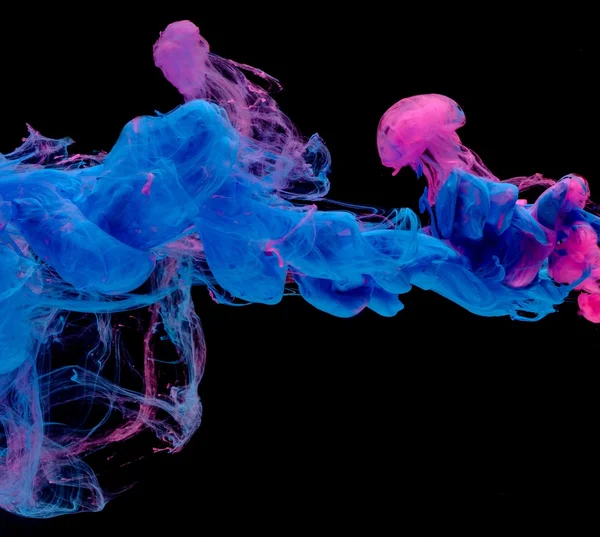 액체에서 잉크의 블루 핑크 구름 — 스톡 사진