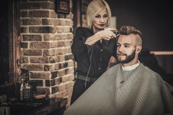 De bezoekende Haarstylist client in Kapper — Stockfoto