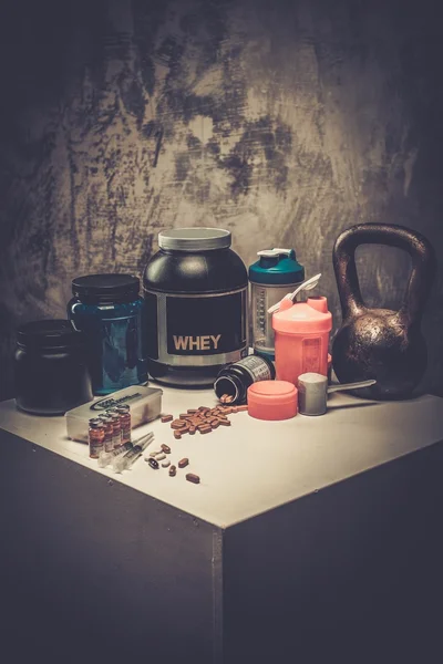 Suppléments nutritionnels et chimie de bodybuilding — Photo