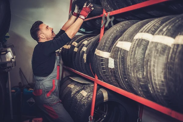 Auto monteur vervangen band op het wiel in auto reparatie — Stockfoto