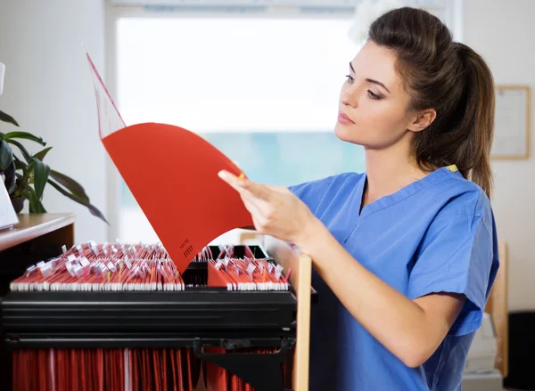 Retrato de hermosa enfermera con carpeta en clínica veterinaria . — Foto de Stock