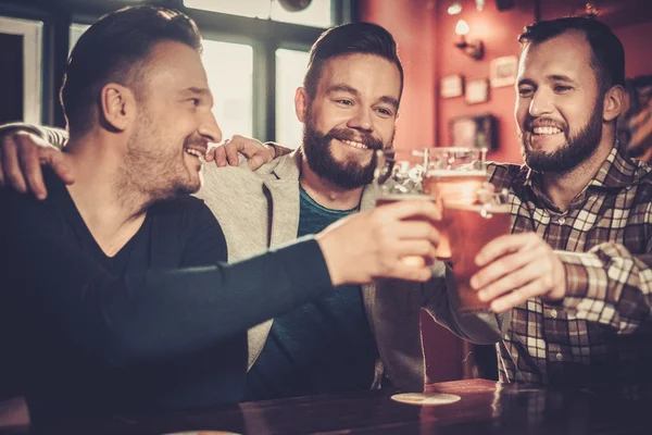 Alte Freunde haben Spaß und trinken Bier vom Fass — Stockfoto