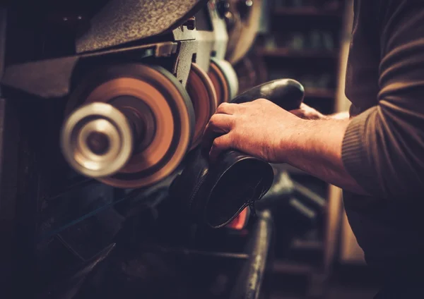 Schoenmaker repareert schoenen — Stockfoto