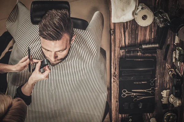 Cliente durante a preparação da barba e bigode — Fotografia de Stock