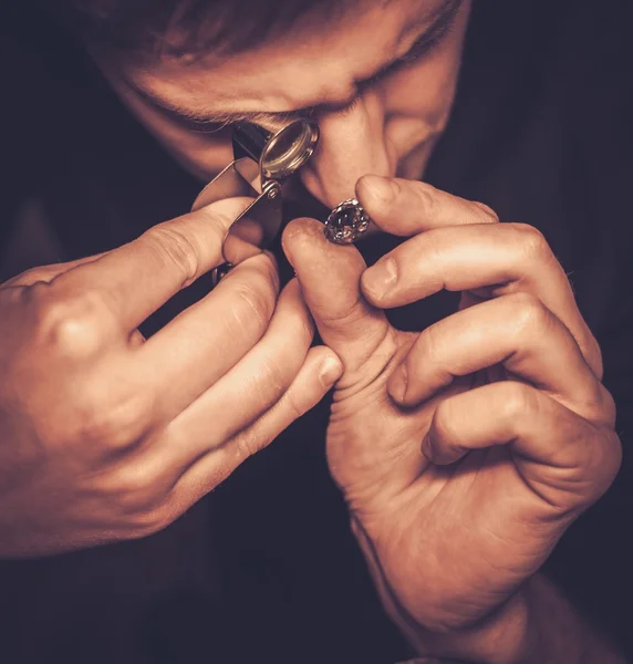 Portrait d'un bijoutier lors de l'évaluation des bijoux . — Photo