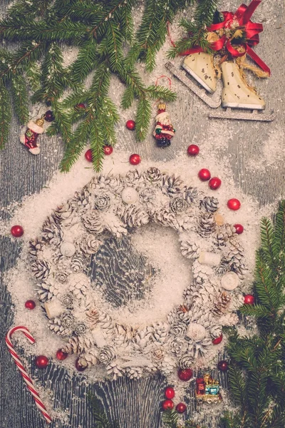 Χριστούγεννα στεφάνι σε ένα χιόνι — Φωτογραφία Αρχείου